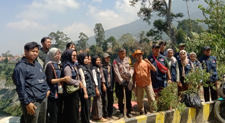 Steve Ewon didampingi Babinkamtibmas Polsek Cisarua bersama mahasiswa laksanakan penanaman pohon