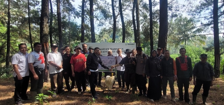 Foto bersama: Segenap Karyawan Perhutani salurkan hewan kurban kepada penyadap getah pinus