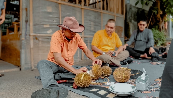 Belah Durian: Suasana akrab Pj Bupati Bandung Barat di kediaman Akang Ewon di Kawasan Desa Kertawangi, Sabtu 10 Februari 2024