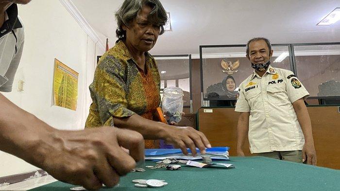 Buang Sampah Sembarangan, Warga Yogyakarta Bongkar Celengan Bayar Didenda Rp50 Ribu