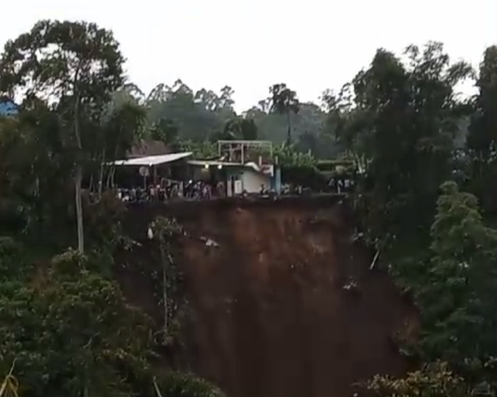 Bencana Longsor Kembali Terjadi Desa Kertawangi, Ini Kata Steve Ewon