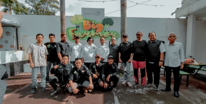 Foto Bersama: Menteri LHK Siti Nurbaya foto bersama  Karyawan Perhutani,  LMDH Layung Wana Lestari dan Steve Ewon usai monitoring  Program KKPP di Desa Kertawangi