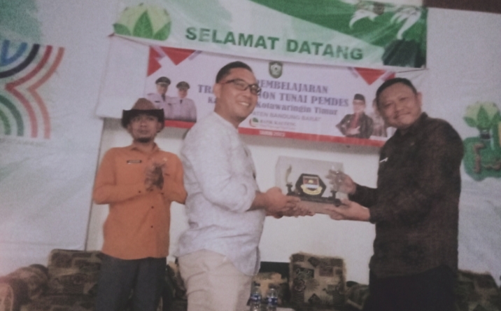 Kepala DPMD Kabupaten Bandung Barat Dudi Supriadi serahkan Cindera mata kepada Kepala DPMD Kabupaten Kotawaringin Timur Raihansyah, Jumat 17 November 2023