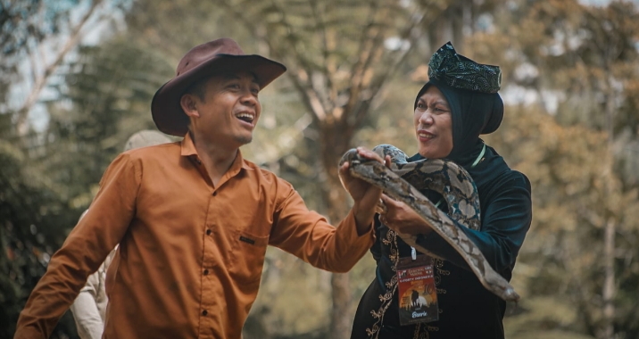 Steve Ewon bersama Ular Kesayangannya di Acara Gathering Nasional U-Fourty ke 10