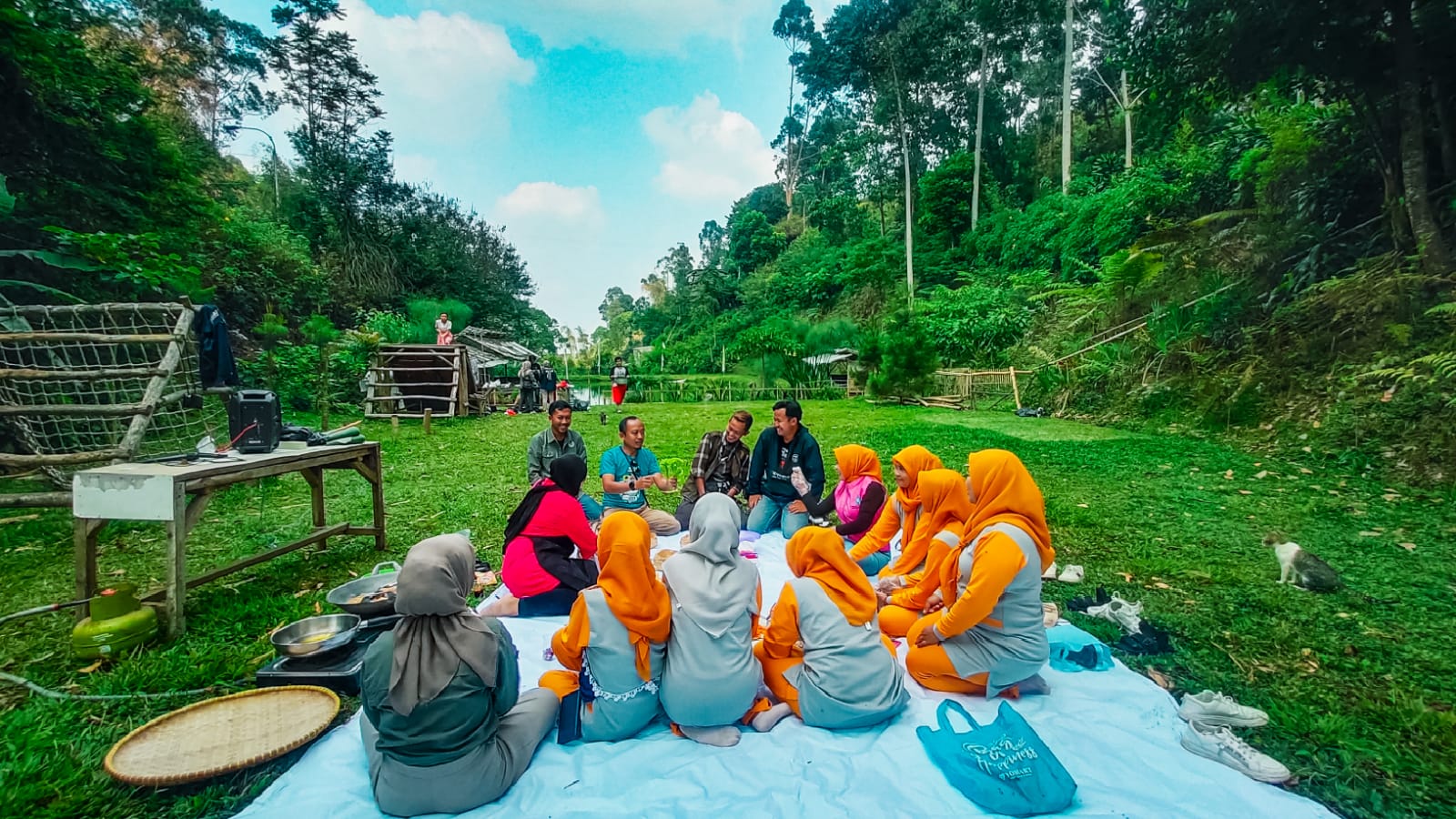 Akang Ewon bersama TP PKK Desa Kertawangi, Pokdarwis dan Mahasiwa UPI Bandung gelar Cooking Fun