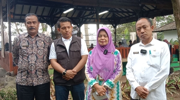 Kepala Desa Kertawangi saat mendampingi narasumber dari Kemendes PDTT dan Dinas PMD Kabupaten Bandung Barat