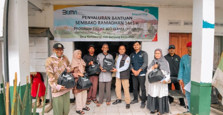 Bio Farma Serahkan Bantuan Paket Sembako Ramadhan 1445 H Kepada Masyarakat Desa Kertawangi