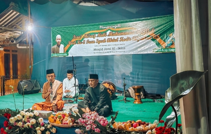 Kepala Desa Kertawangi Yanto Bin Surya saat memberikan sambutan di acara Isra Mi'raj 1445 H