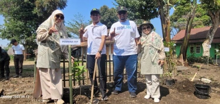 Sambut Hari Menanam Pohon Indonesia, IIK Perhutani Bandung Utara Hijaukan Pemukiman di Lembang