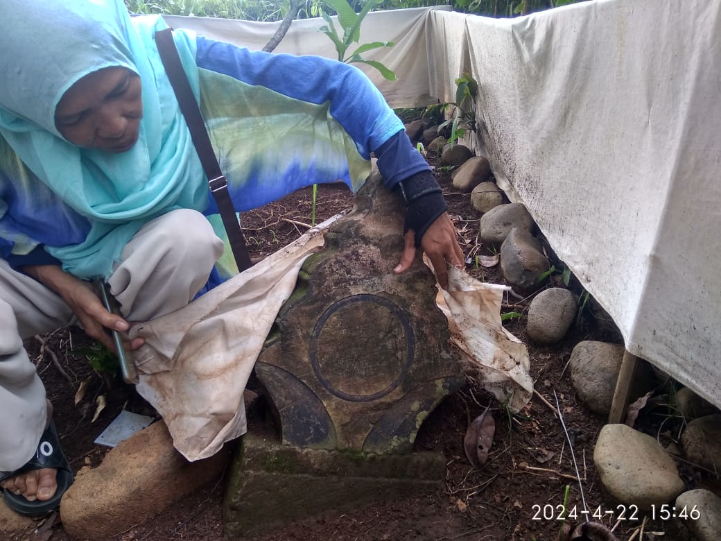 Ibu Encin Kuraesin saat memperlihatkan Makam Eyang Deudeul di Dusun Durung Desa Sukaratu Kec. Darmaraja - Sumedang. (Foto. Asep)