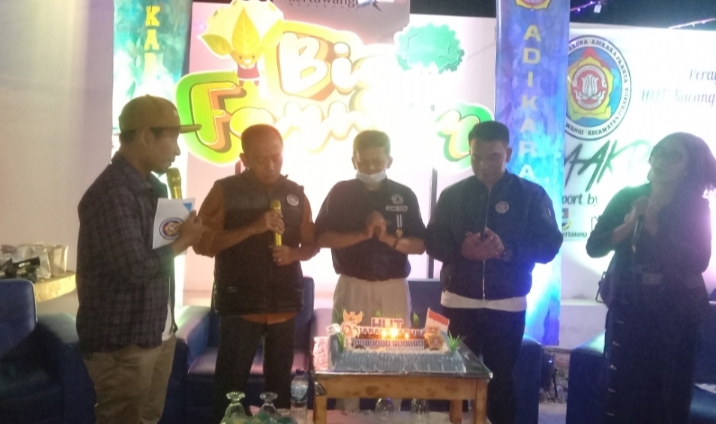 Kepala Desa Kertawangi, Yanto Bin Surya, Ketua MPKT KBB didampingi Ketua Karang Taruna Desa Kertawangi Dadang Hidayat tiup lilin dalam peringatan HUT Karang Taruna ke 63, Sabtu malam 14 Oktober 2023