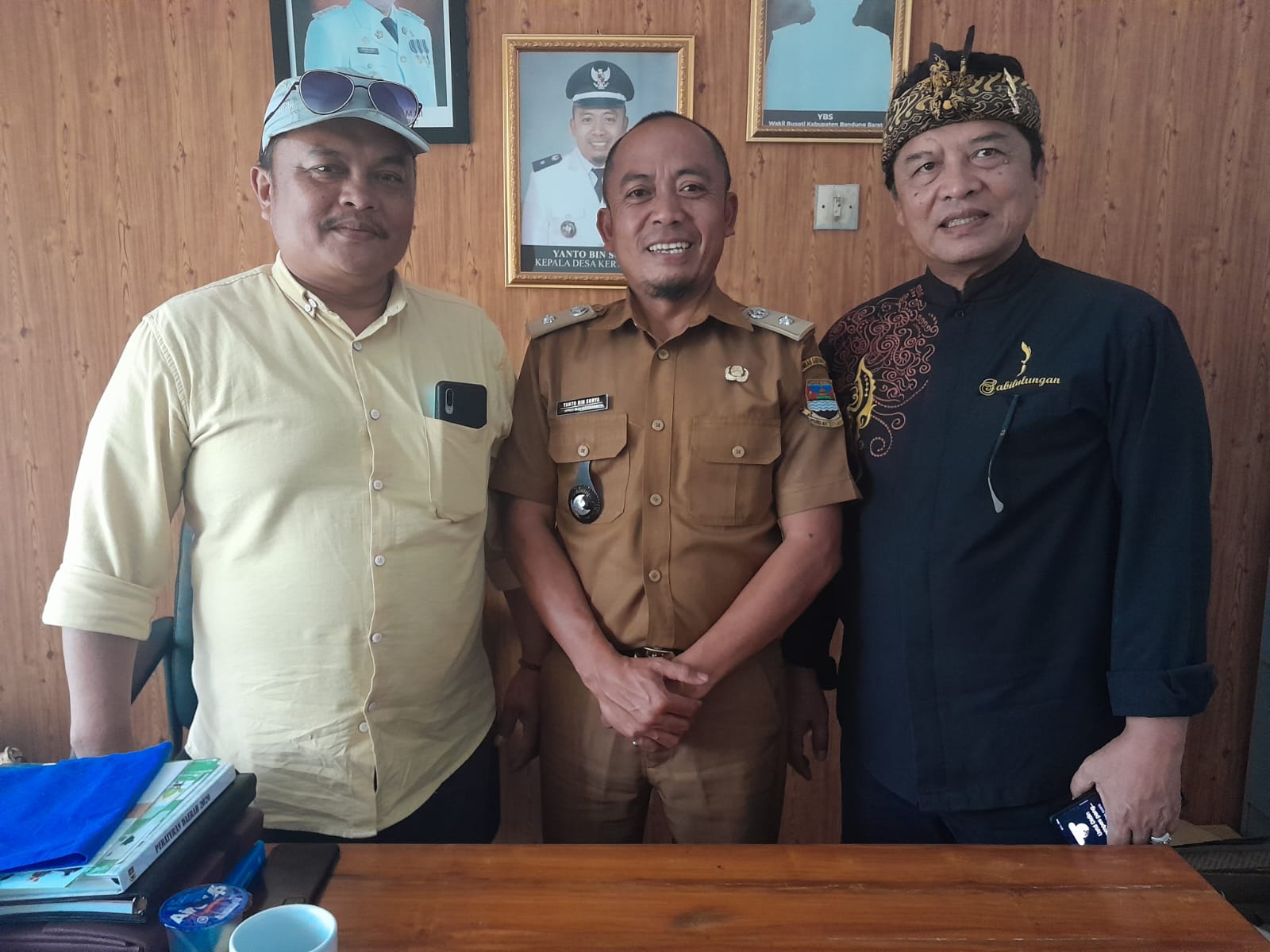 Mantan Bupati Bandung, H. Dadang M. Naser saat mengunjungi Desa Kertawangi, didampingi Asep Mulyana tokoh pemuda dari Kecamatan Rongga