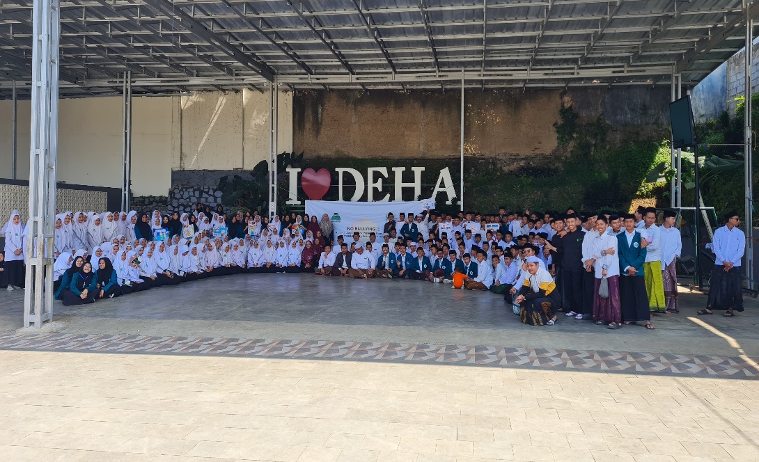 FOTO BERSAMA: Para santri pondok pesantren Daarul Haliim usai mengikuti seminar pesantren ramah anak