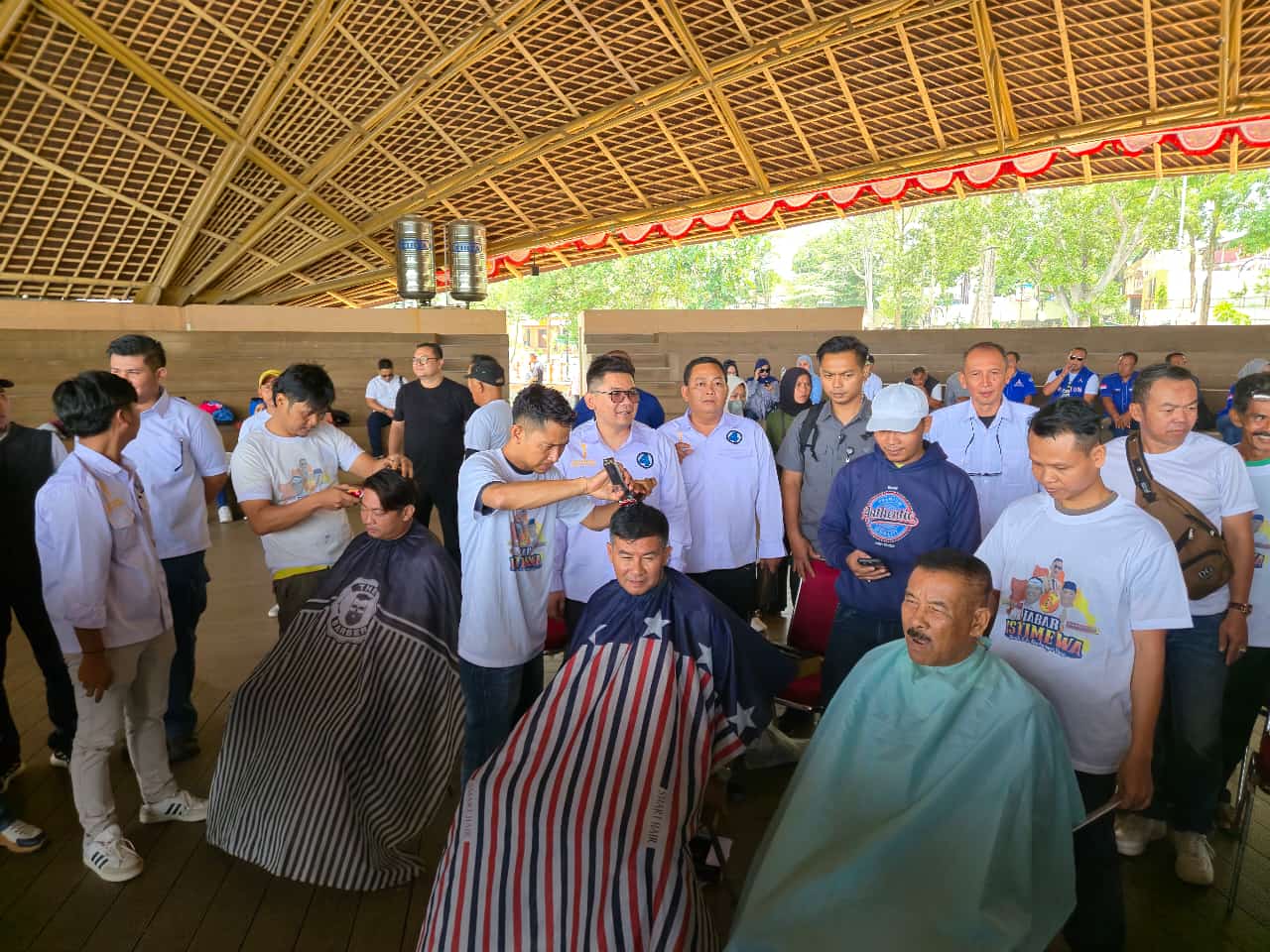 Calon Gubernur Jawa Barat H. Erwan Setiawan saat potong rambut usai Deklarasi relawan di Banyuresmi, Kabupaten Garut, 15/10/2024.