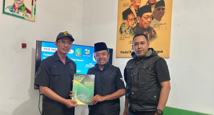 Steve Ewon sampaikan berkas pendaftaran ke DPC PKB Kabupaten Bandung Barat diterima Lutfi Abdul Azim, Minggu 12 Mei 2024