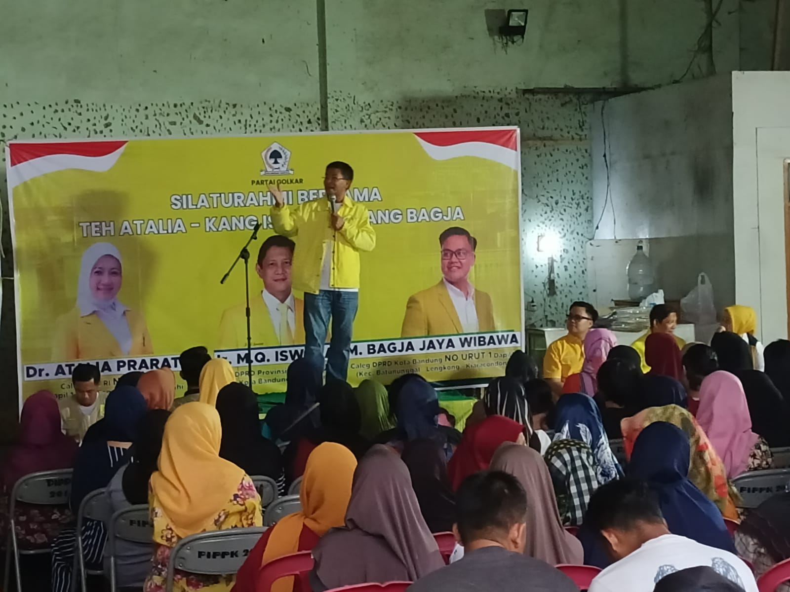 Anggota  TKD Prabowo-Gibran Jabar, Erwan Setiawan saat menyampaikan sosialisasi program Capres-Cawapres Prabowo-Gibran di Babakan Sari, Kota Bandung, Selasa 28 November2023