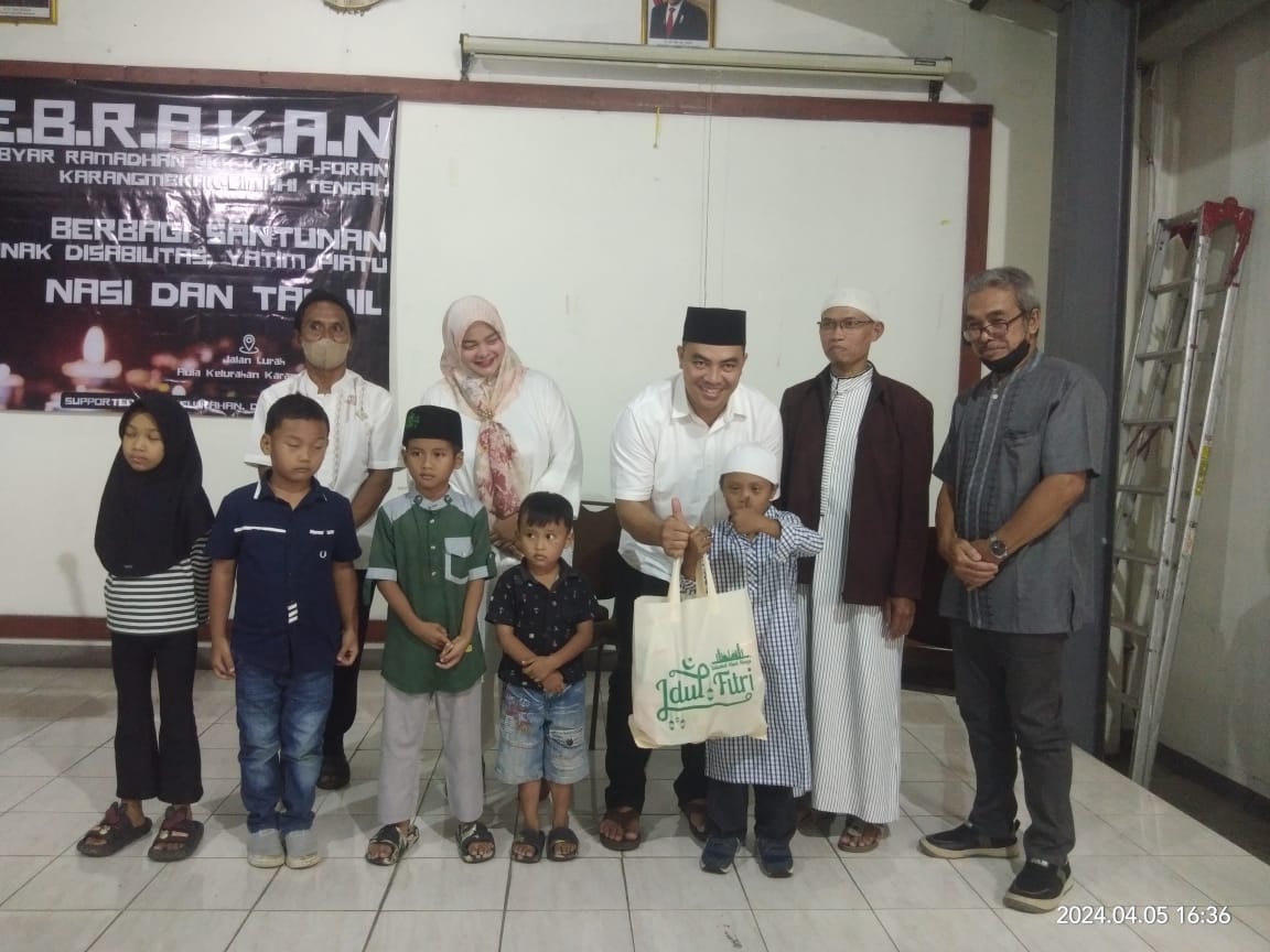 Lurah Karangmekar didampingi Ketua Panitia serahkan bantuan kepasa anak yatim dan disabilitas, Jumat 5 April 2024.