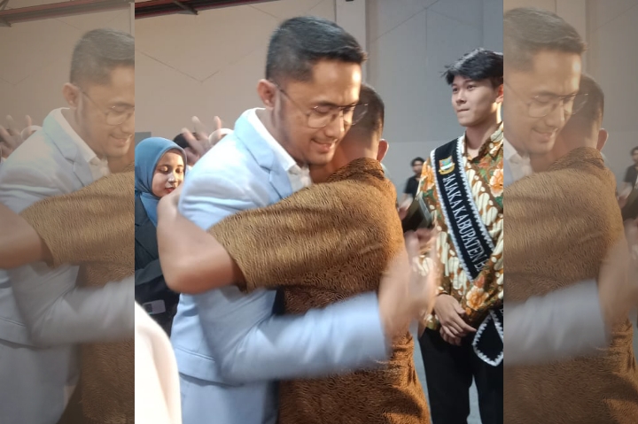 Steve Ewon Sampaikan 'Paturay Tineung' Kepada Hengky Kurniawan