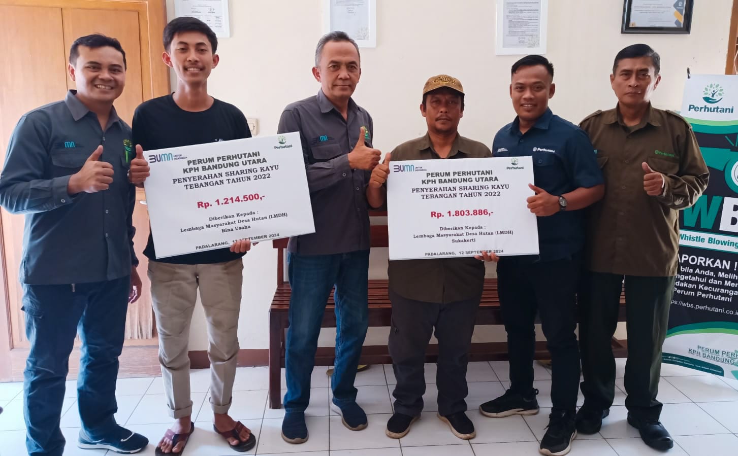 Wakil Administratur KPH Bandung Utara, Diki Rizki Teruna menyerahkan hasil sharing tersebut kepada para ketua LMDH.