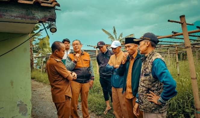 Akang Ewon Bersama Unsur Muspika Kunjungi Korban Longsor Tugu Mukti