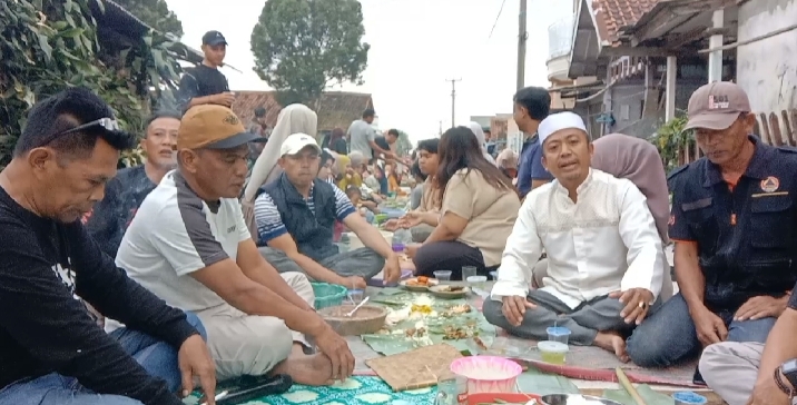 Ratusan Warga Kampung Cibolang 'Ngaliwet' Di Sepanjang Jalan yang Baru Dibangun