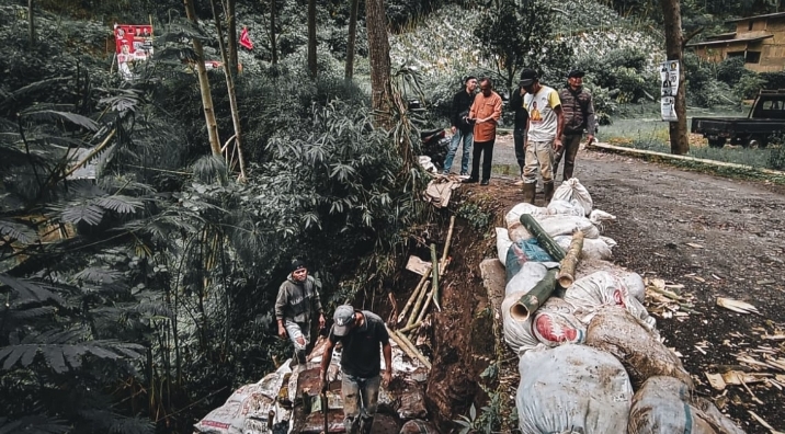 Akang Ewon saat meninjau longsor di jembatan Kampung Cibolang akibat hujan deras selama beberapa hari (Foto: Agus)