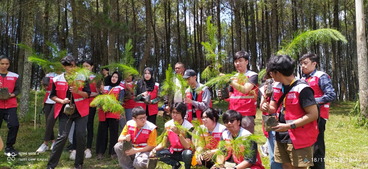 Para mahasiswa/i Universitas Bina Nusantara Kota Bandung laksanakan penanaman pohon bersama di Geger Bintang Matahari