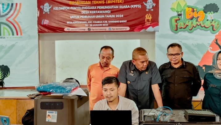 Pj Bupati Bandung Barat Monitoring 'Jemput Bola' Perekaman KTP di Desa Kertawangi