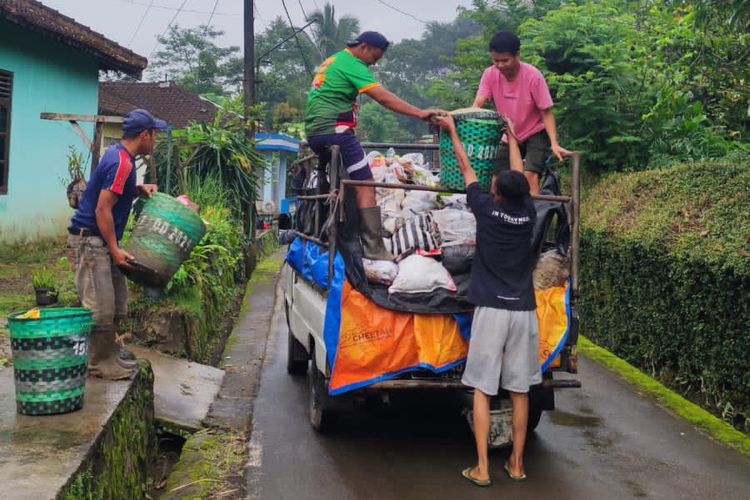 Pemuda di dusun Jlamprang kredit mobil ke bank hanya untuk angkut sampah (foto: Kompas)