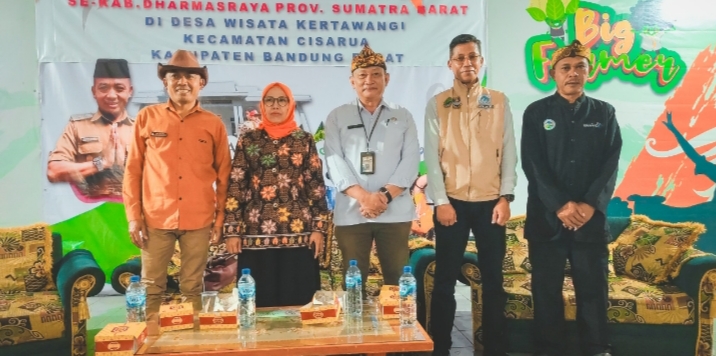 Kepala Desa Kertawangi Steve Ewon bersama Kabid Pariwisata Kabupaten Bandung Barat David Oot menerima kunjungan dari pemerintah Kabupaten Dharmasraya, Sumbar, Rabu 12/6/2024