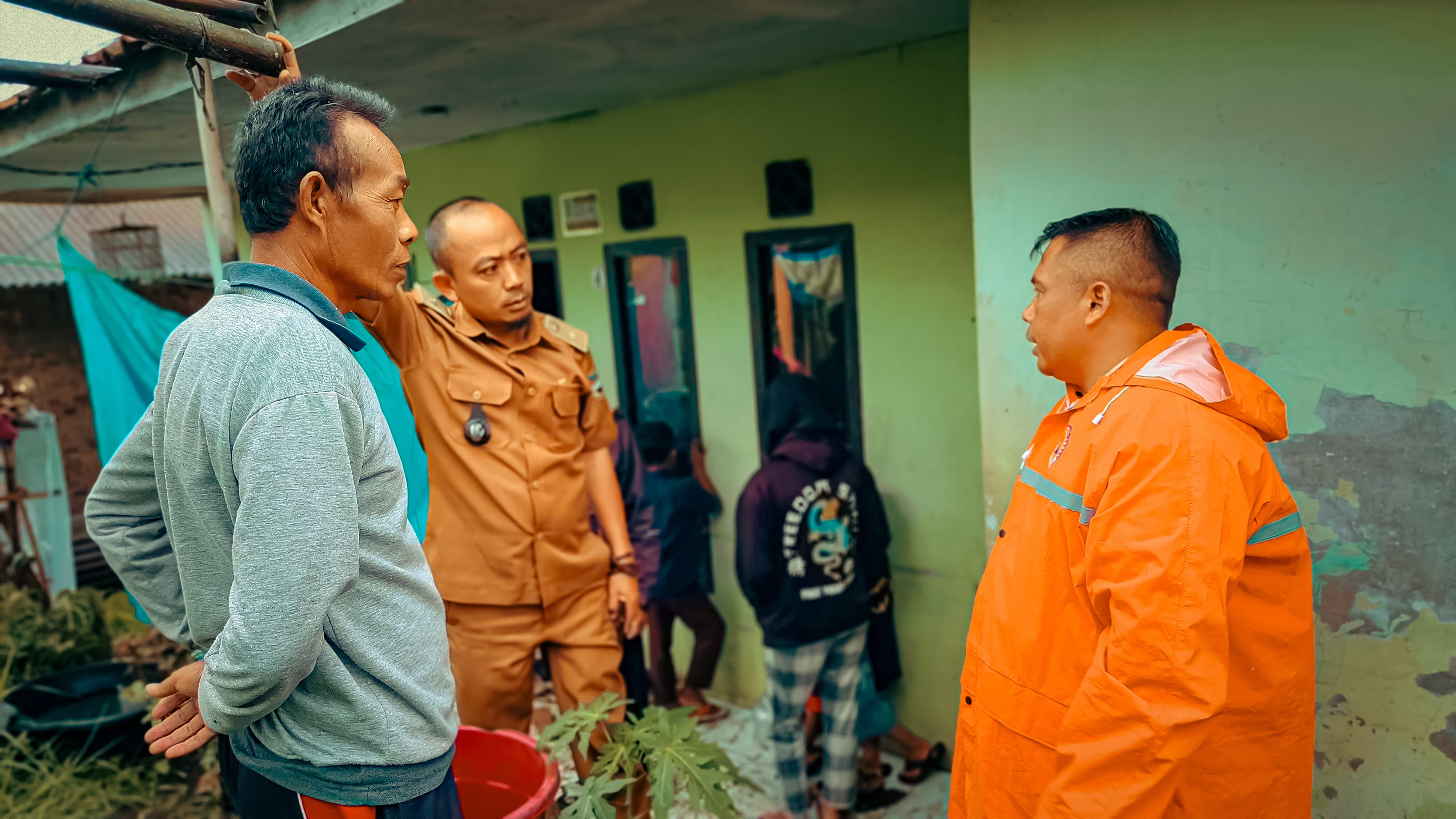 Akang Ewon Bersama Unsur Muspika Kunjungi Korban Longsor Tugu Mukti