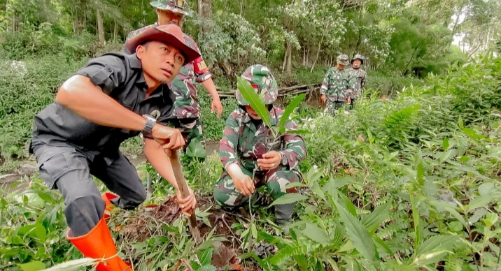 Bersih-bersih sampah di sungai