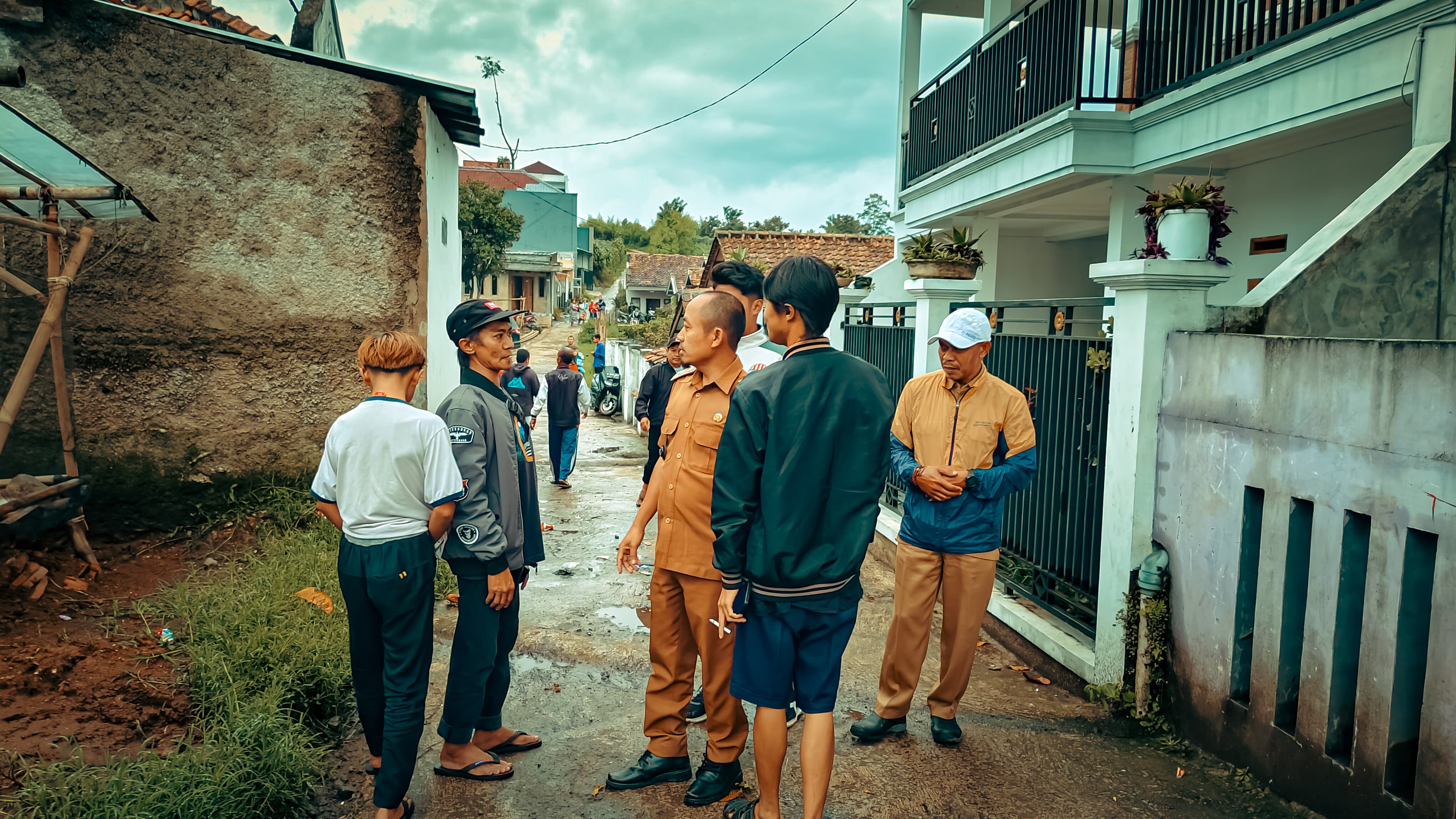 Akang Ewon Bersama Unsur Muspika Kunjungi Korban Longsor Tugu Mukti