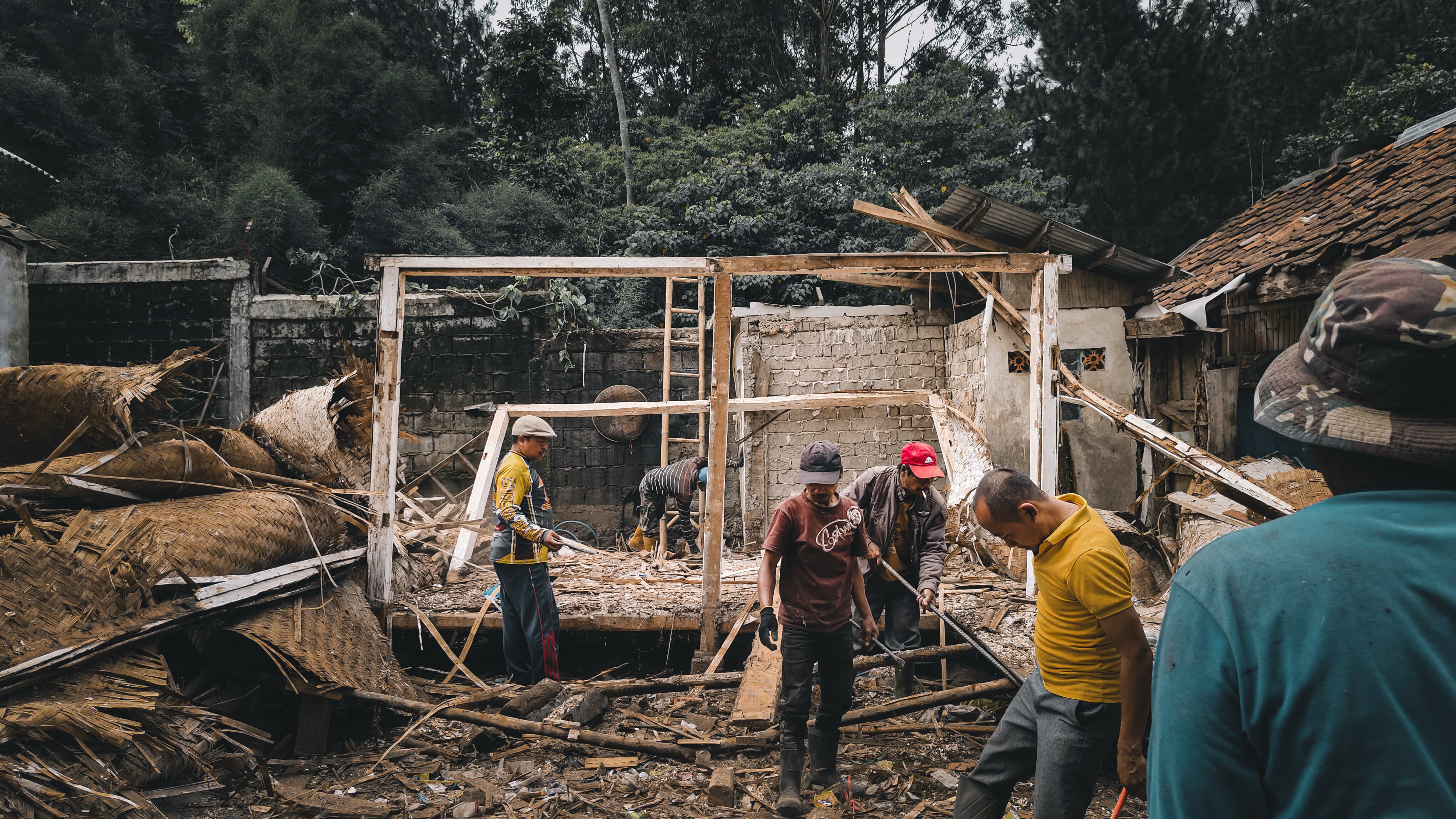 Akang Ewon monitoring dan pembangunan renovasi rumah tidak layak huni (Rutilahu)